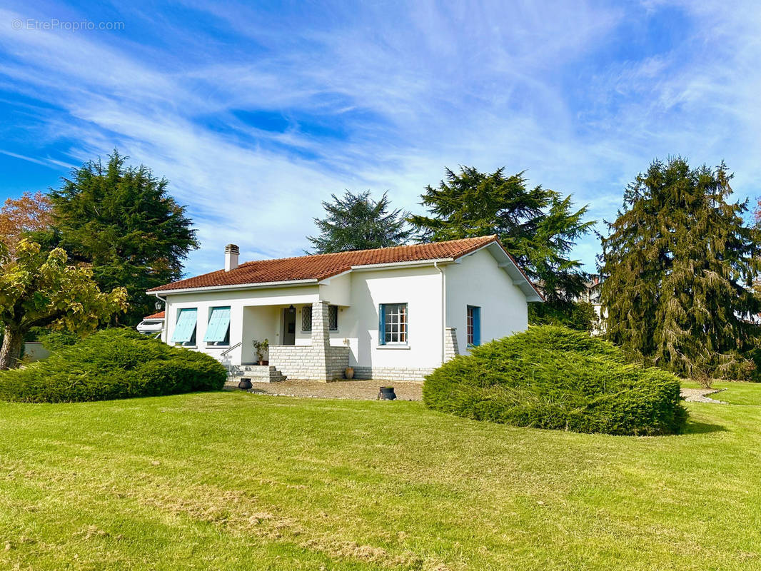 Maison à VILLECOMTAL-SUR-ARROS