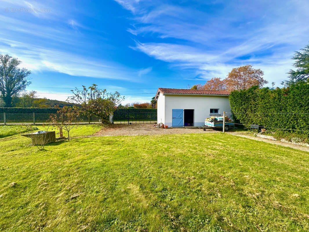 Maison à VILLECOMTAL-SUR-ARROS