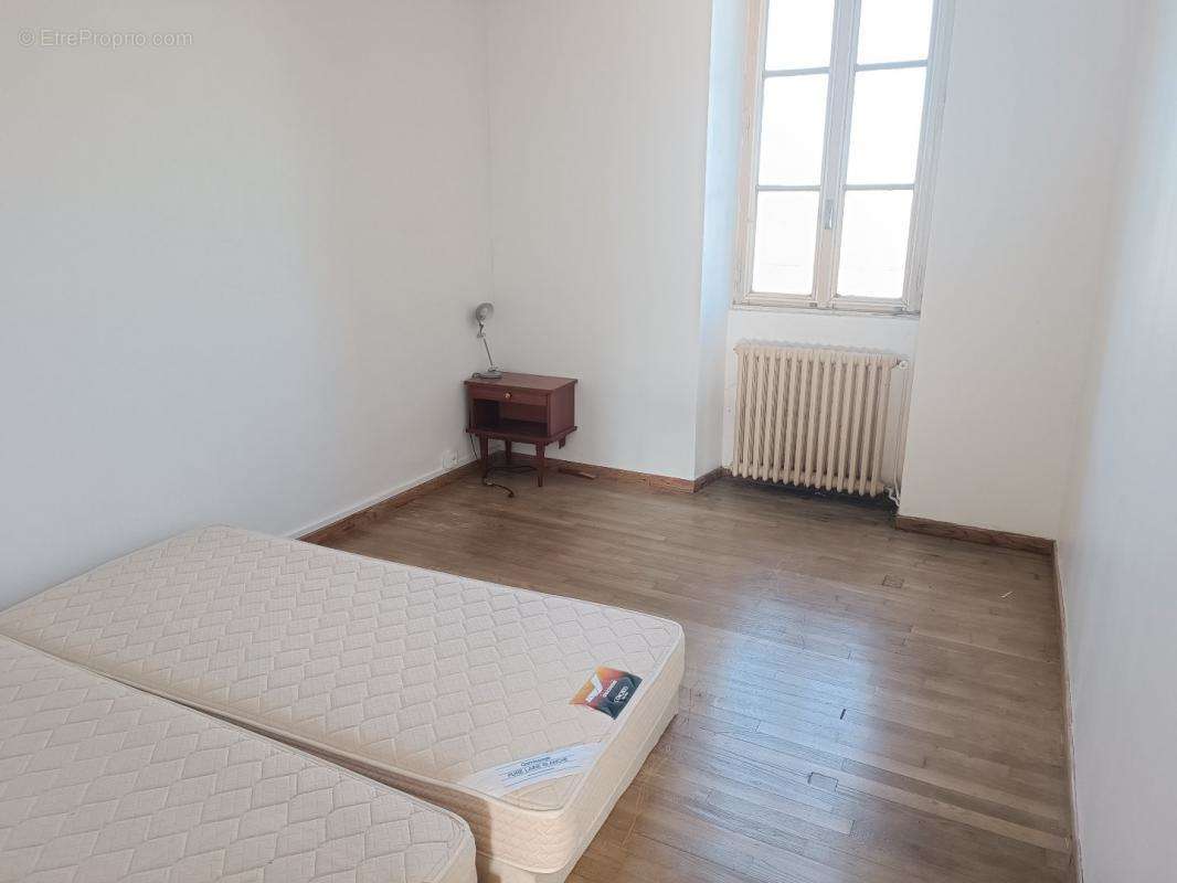 Appartement à SALLES-CURAN