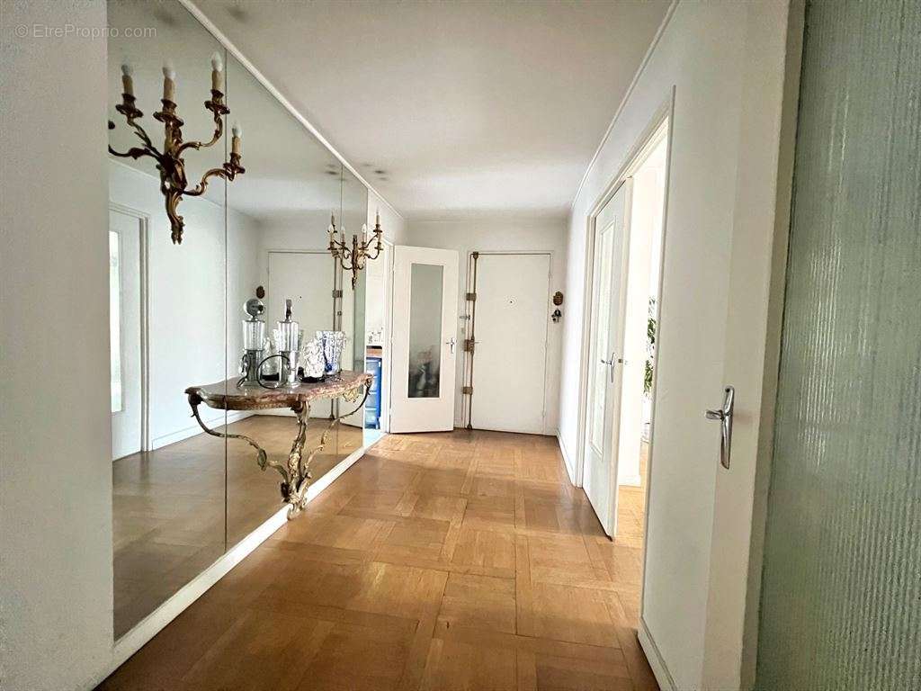 Appartement à PARIS-16E