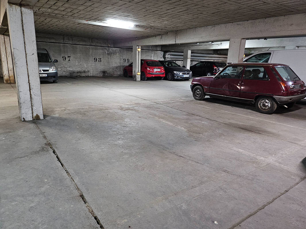 Parking à IVRY-SUR-SEINE