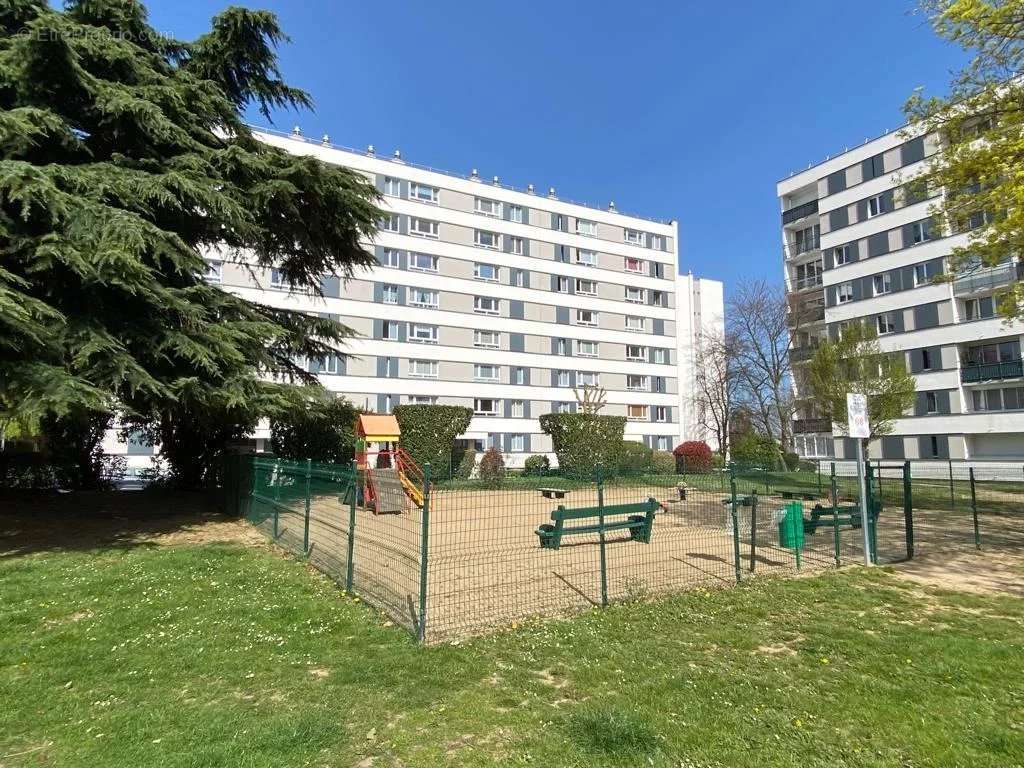 Appartement à LES CLAYES-SOUS-BOIS