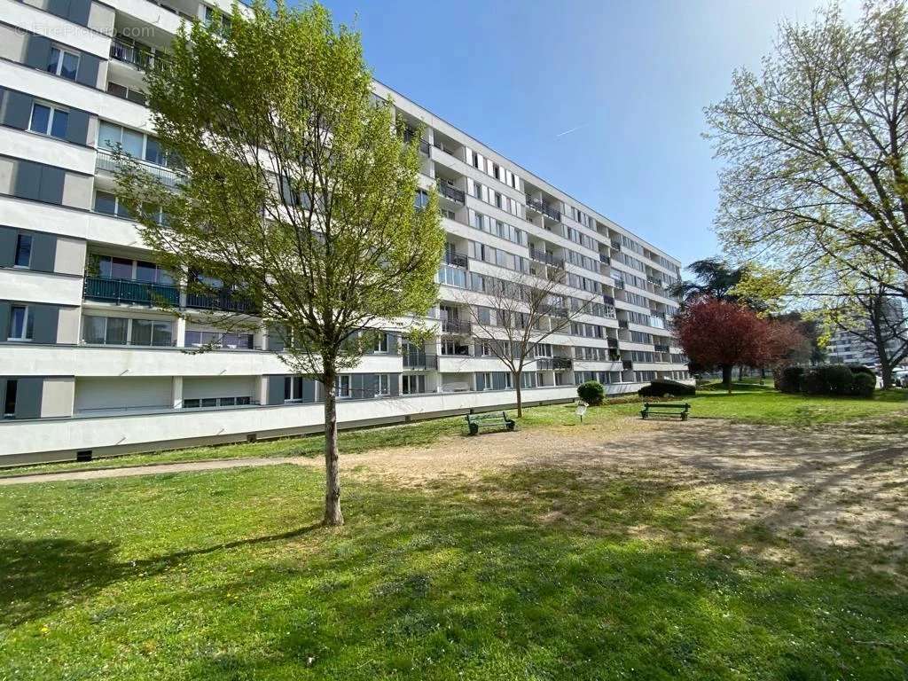 Appartement à LES CLAYES-SOUS-BOIS