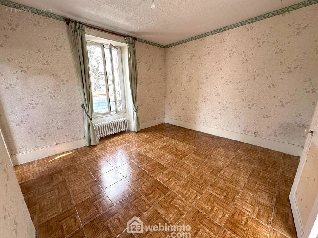 Une grande chambre également très lumineuse. - Appartement à MELUN