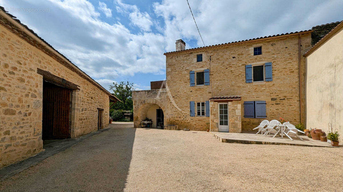 Maison à SAINT-FRONT-SUR-LEMANCE