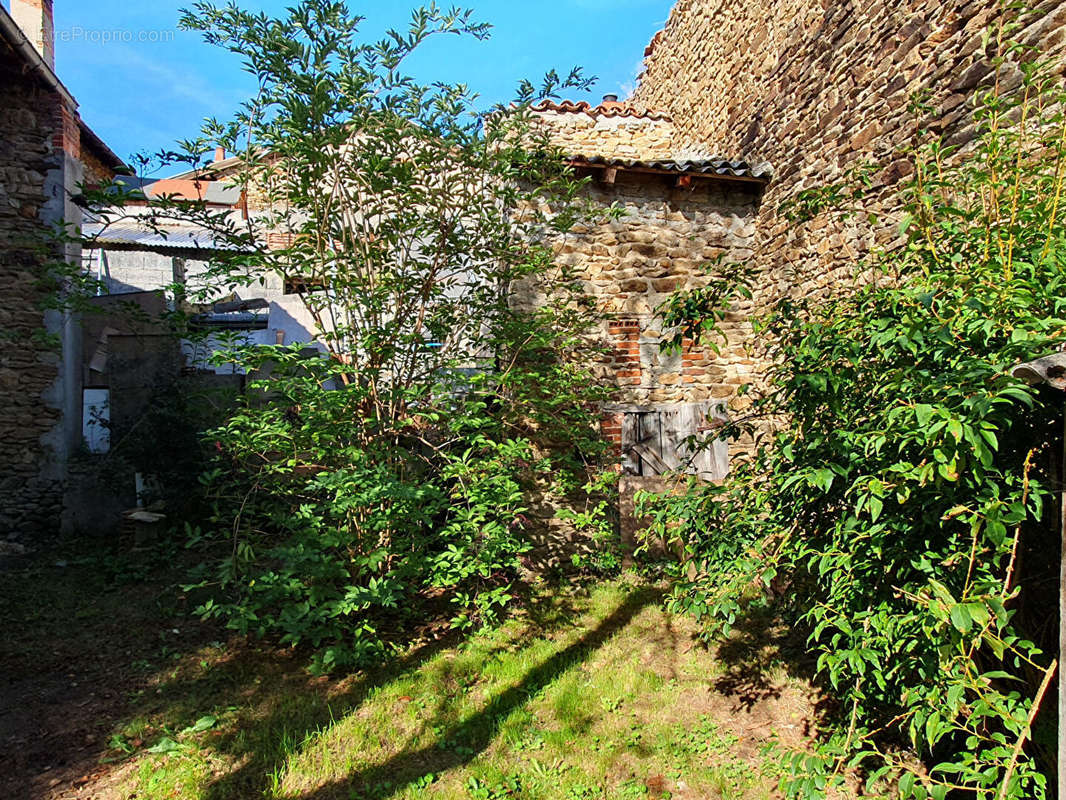 Maison à CHAMPAGNAC-LE-VIEUX