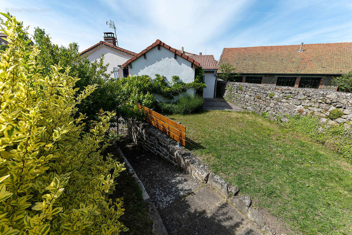 Maison à SAINT-JEAN-DES-OLLIERES