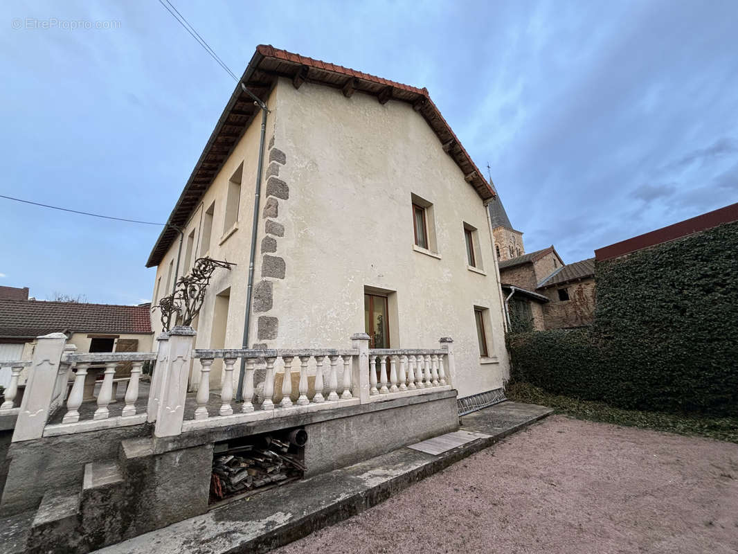 Maison à LE MAYET-DE-MONTAGNE