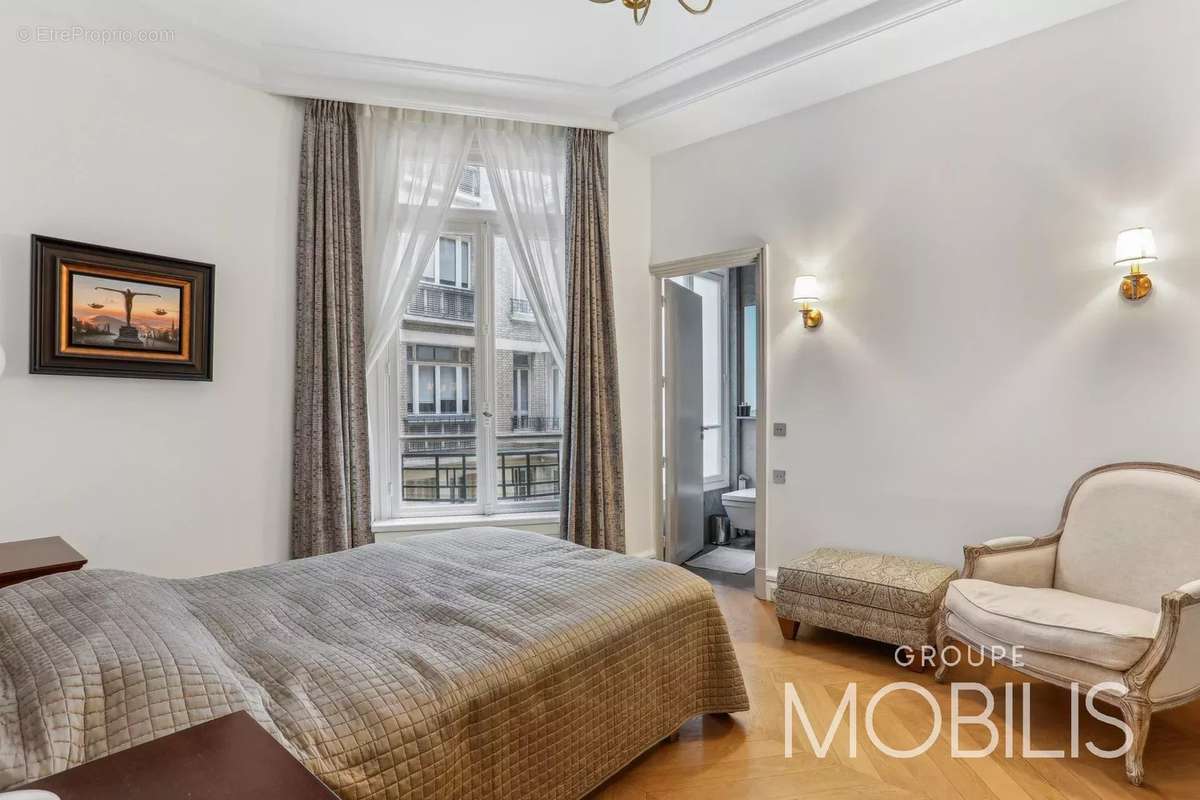 Appartement à PARIS-16E