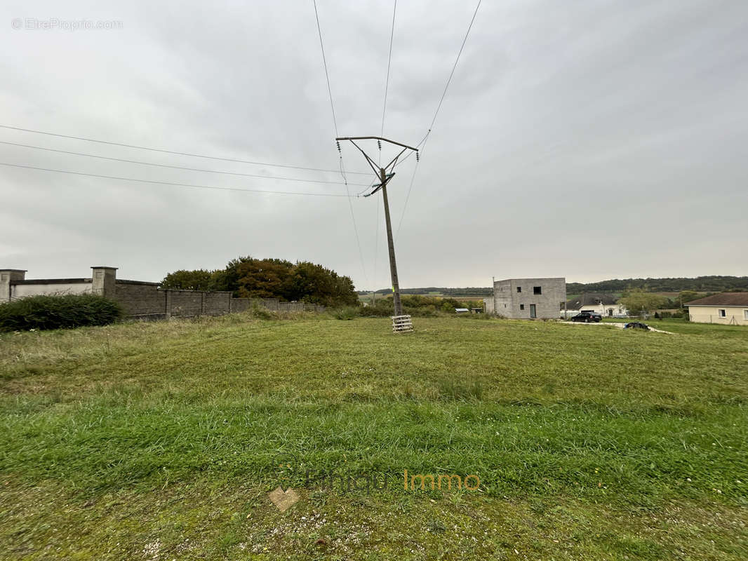 Terrain à MAROLLES-LES-BAILLY