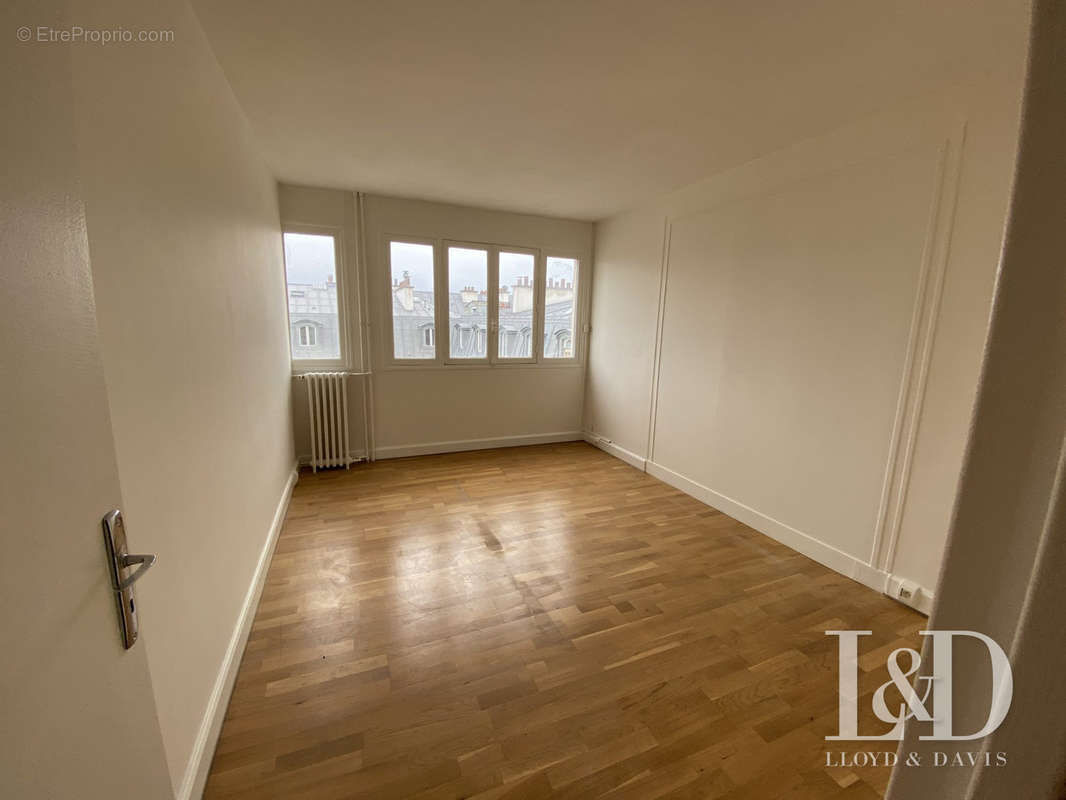 chambre 1  - Appartement à PARIS-8E