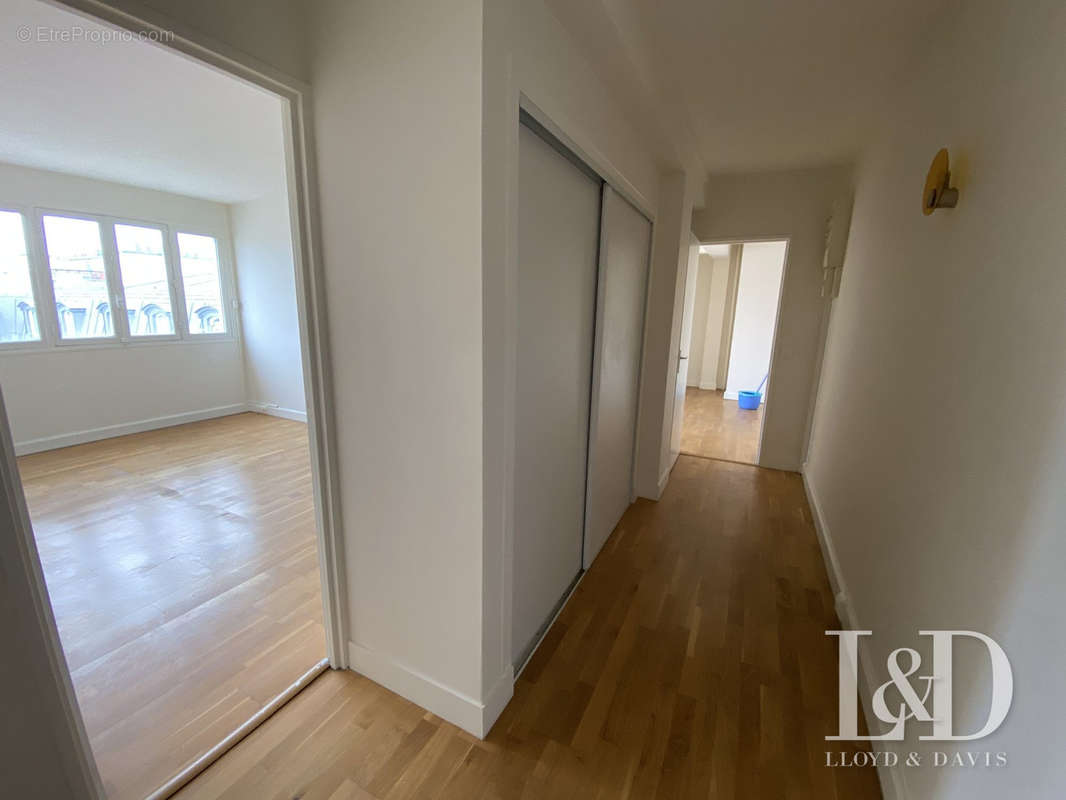 couloir et penderies - Appartement à PARIS-8E