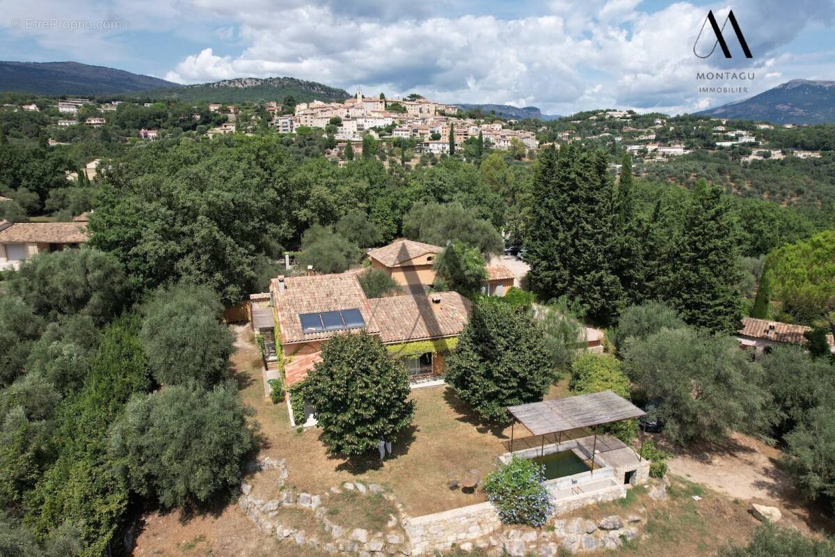 Maison à CHATEAUNEUF-GRASSE