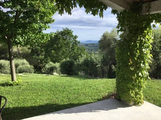 Maison à CHATEAUNEUF-GRASSE