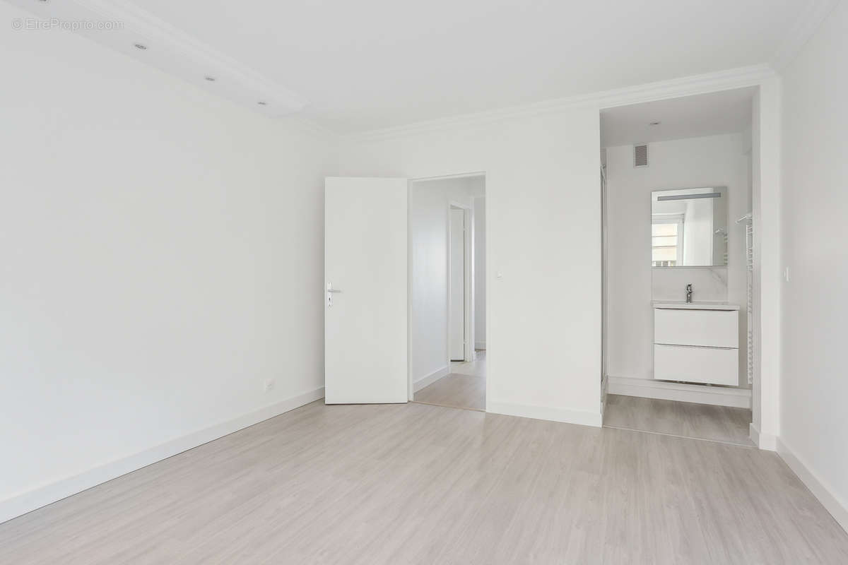 Appartement à COURBEVOIE