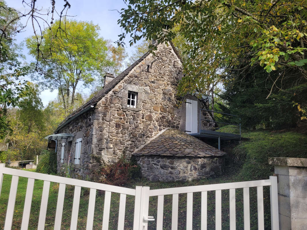 Maison à LA TOUR-D&#039;AUVERGNE