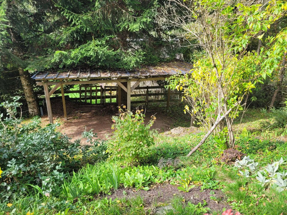 Maison à LA TOUR-D&#039;AUVERGNE