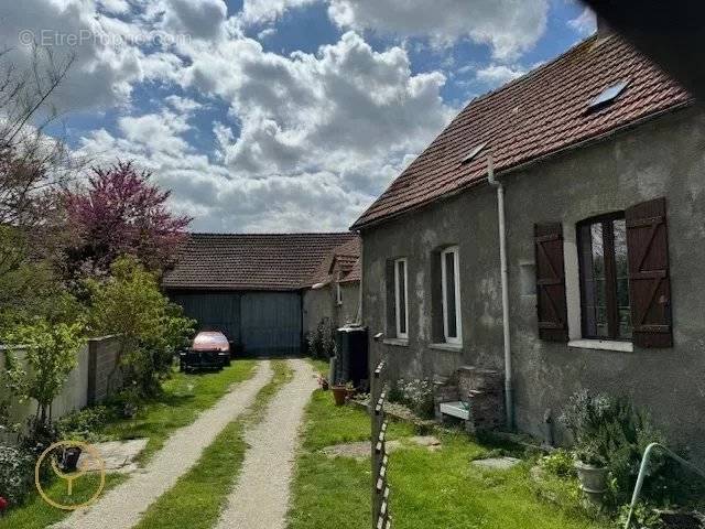 Appartement à MAIZIERES-LA-GRANDE-PAROISSE