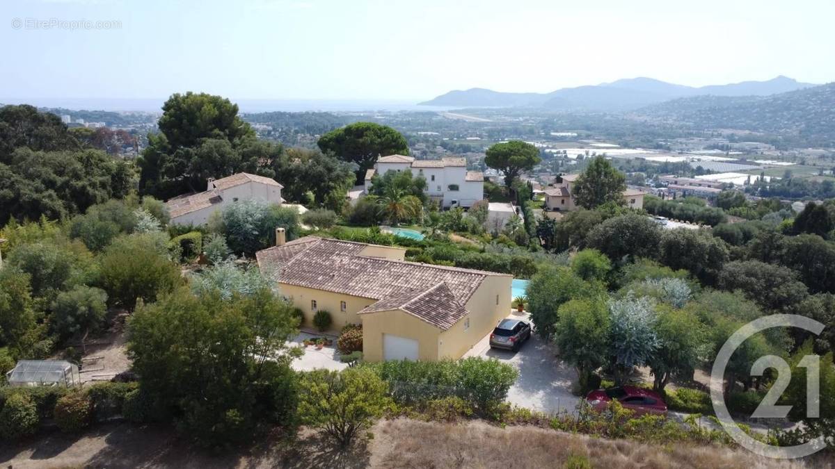 Maison à LA ROQUETTE-SUR-SIAGNE