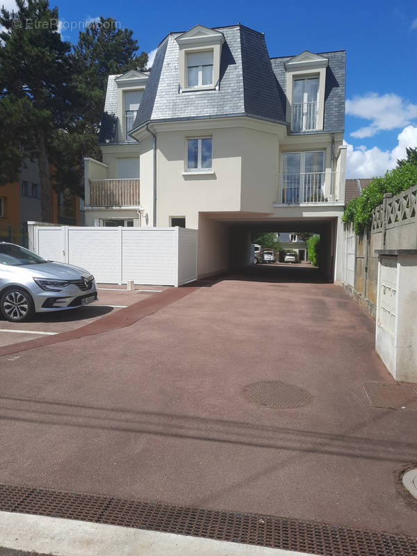 Parking à SARTROUVILLE