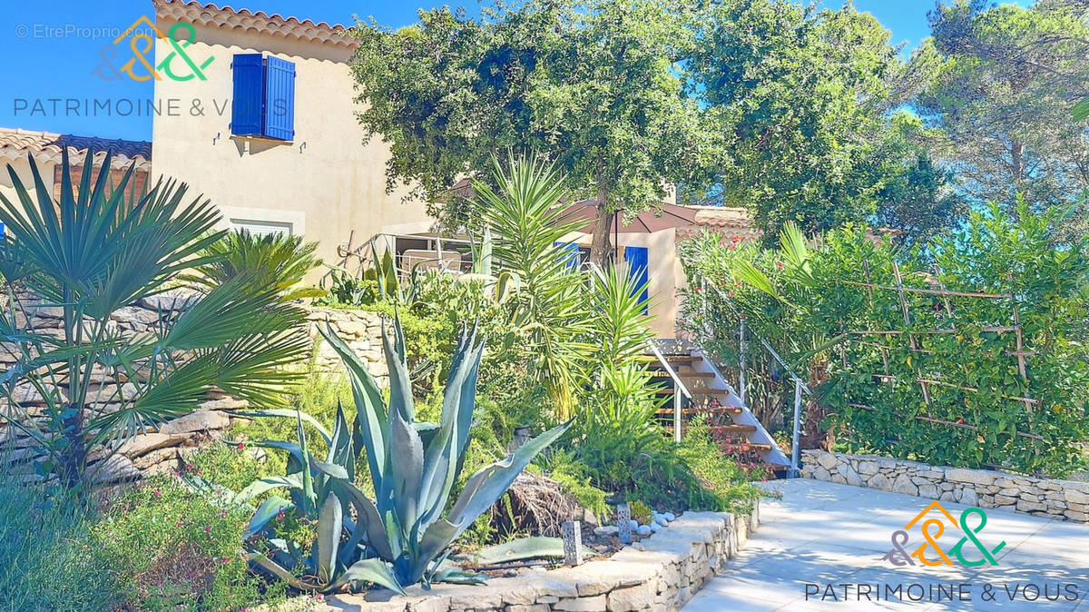 Façade avant de la villa avec sa terrasse ombragée - Maison à BOISSIERES