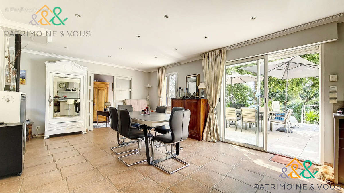 Salle à manger avec vue sur la terrase - Maison à BOISSIERES