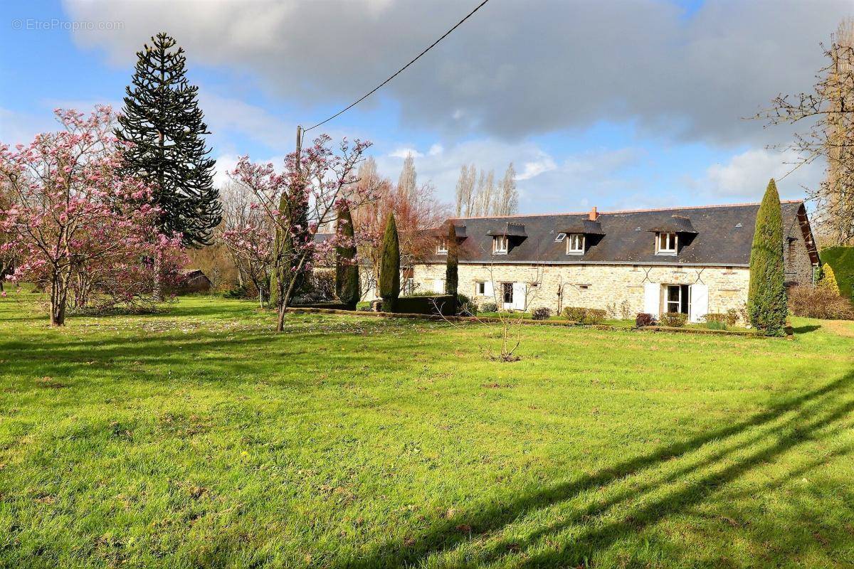 Maison à GREZ-NEUVILLE