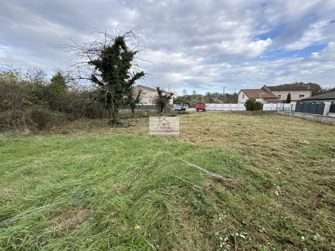 Terrain à CHARVIEU-CHAVAGNEUX