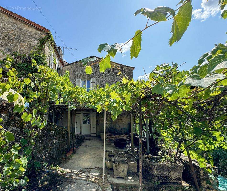 Maison à COUZE-ET-SAINT-FRONT