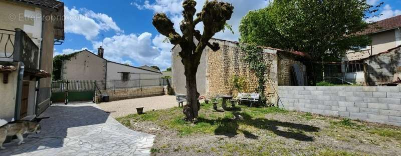 Maison à BLANZAC-PORCHERESSE