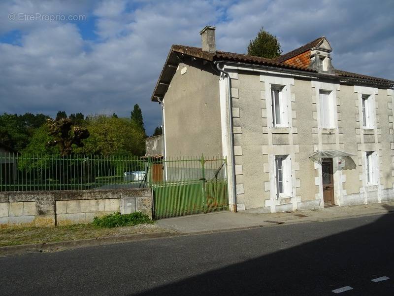 Maison à BLANZAC-PORCHERESSE