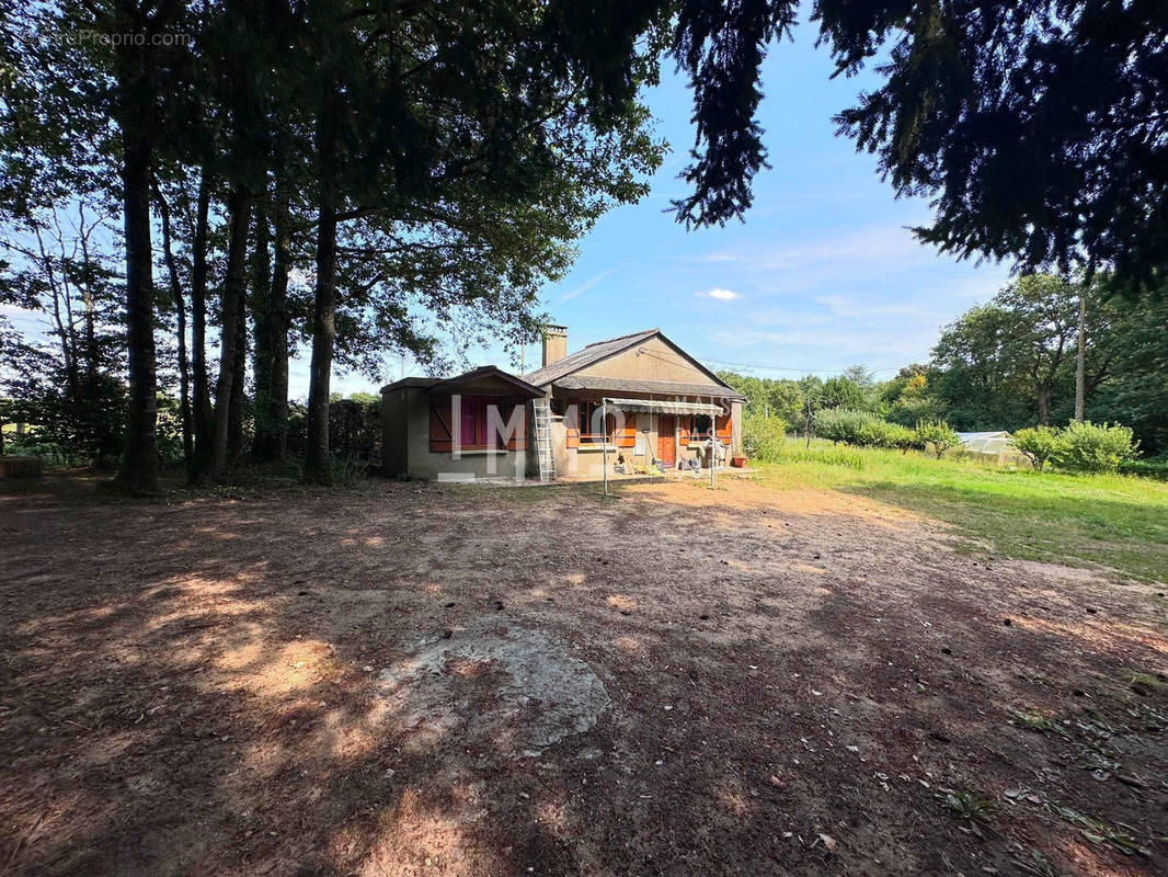 Maison à COURDEMANCHE