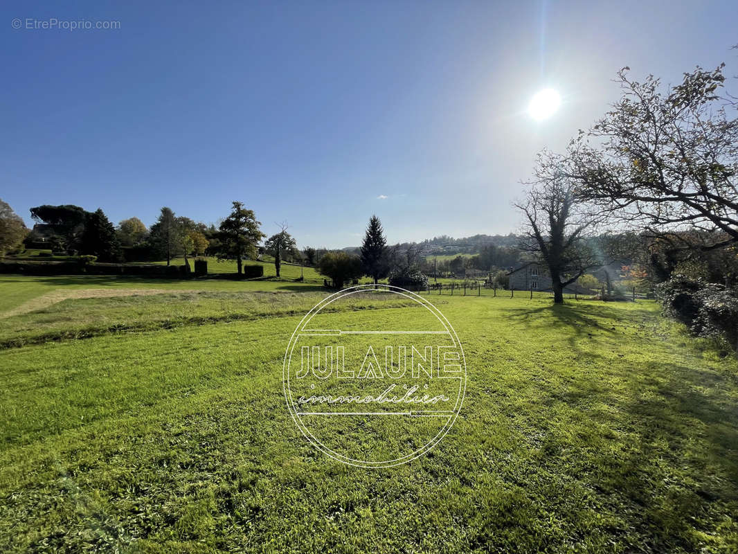 Terrain à AIXE-SUR-VIENNE