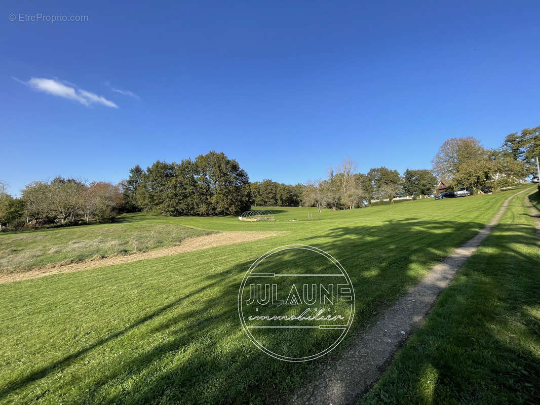 Terrain à AIXE-SUR-VIENNE