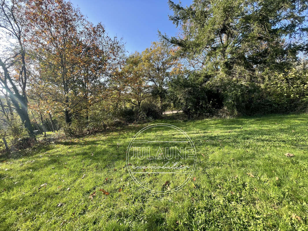 Terrain à AIXE-SUR-VIENNE