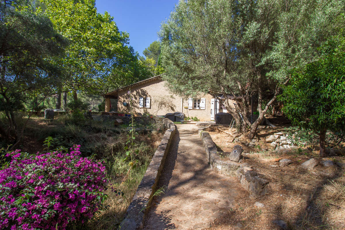 Maison à LE REVEST-LES-EAUX