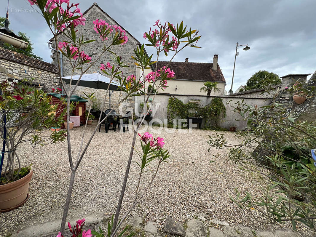 Maison à LA CHAPELLE-LA-REINE