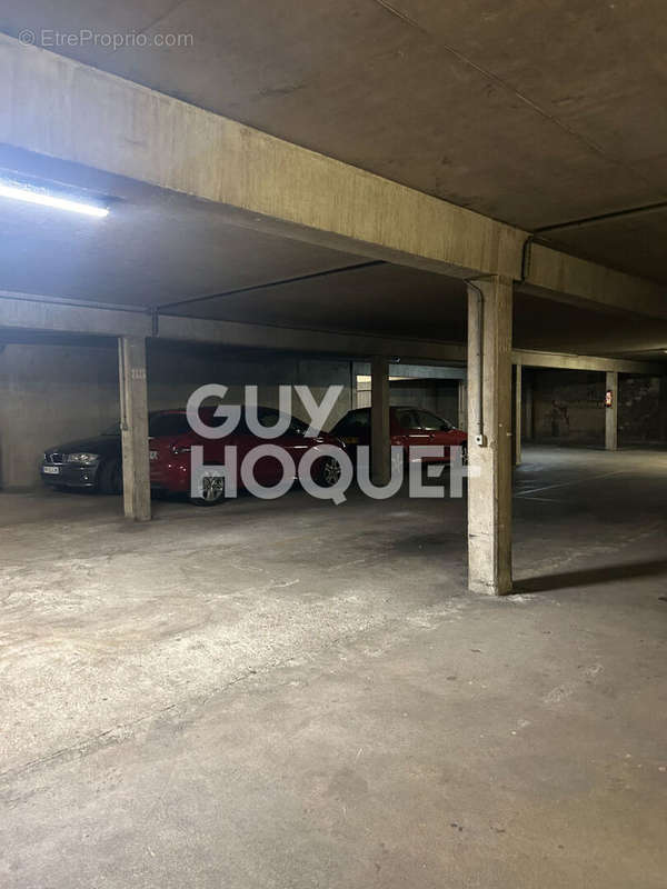 Parking à PARIS-18E