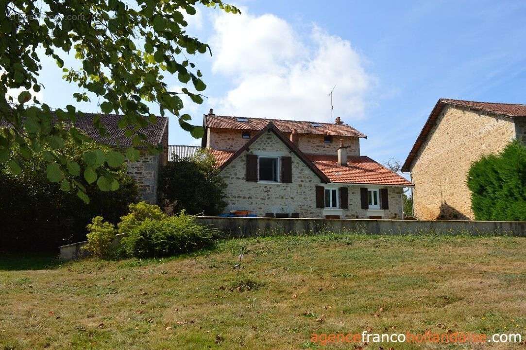 Maison à SAINT-LEONARD-DE-NOBLAT