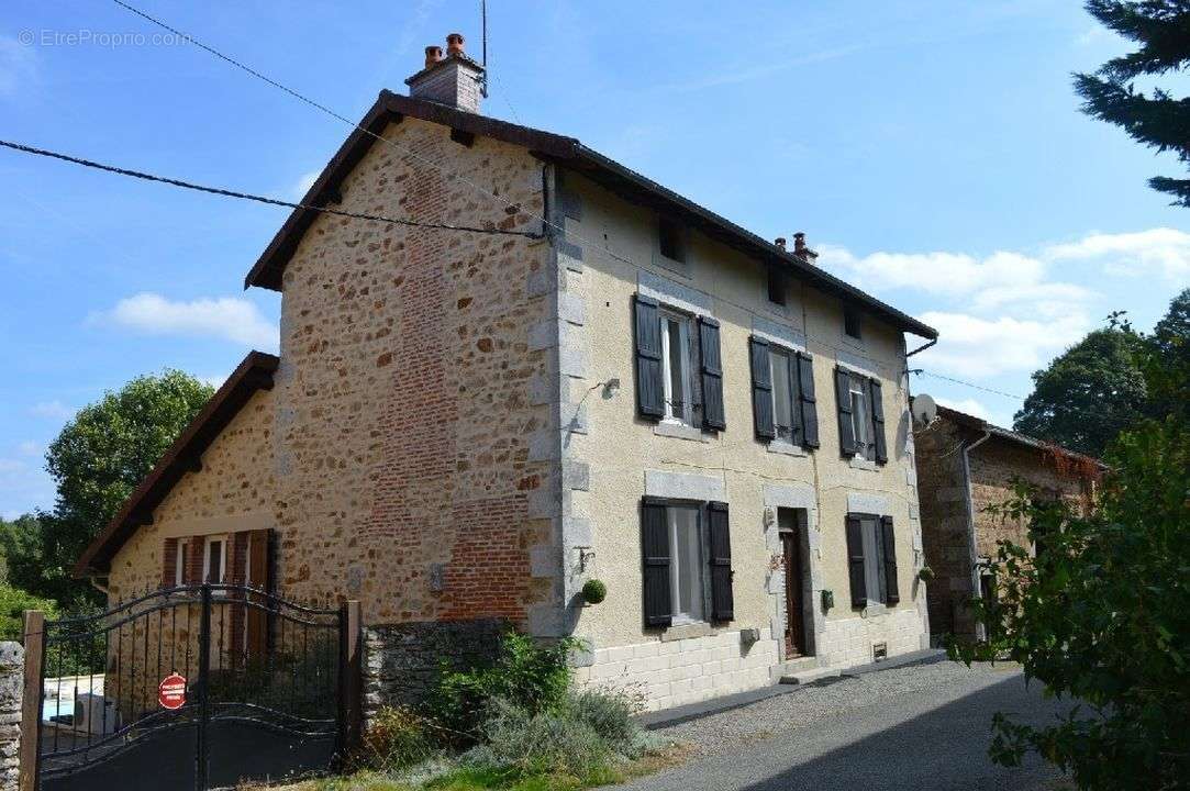 Maison à SAINT-LEONARD-DE-NOBLAT