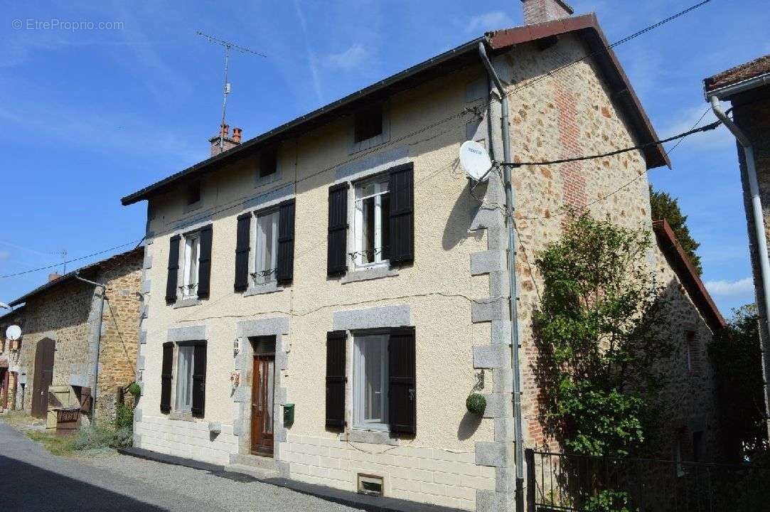 Maison à SAINT-LEONARD-DE-NOBLAT