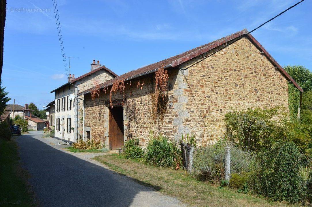 Maison à SAINT-LEONARD-DE-NOBLAT