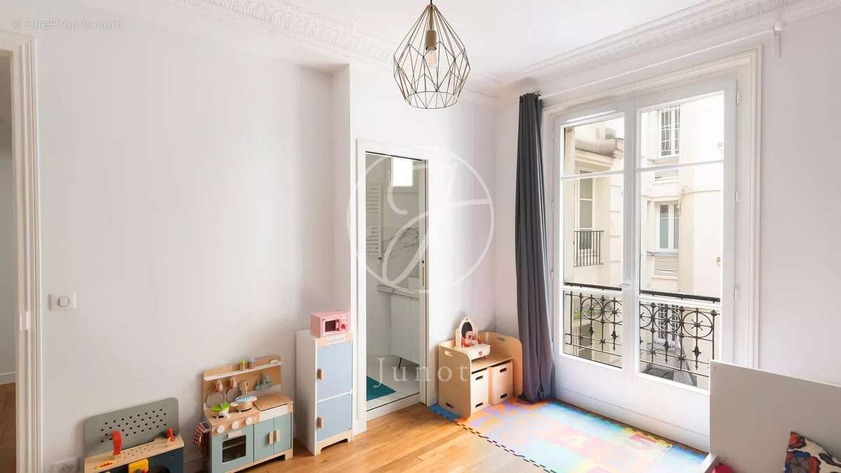 Appartement à PARIS-16E