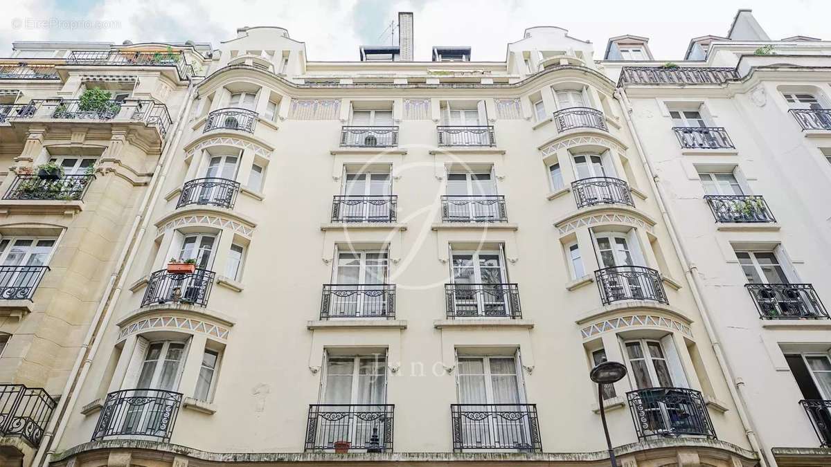 Appartement à PARIS-16E