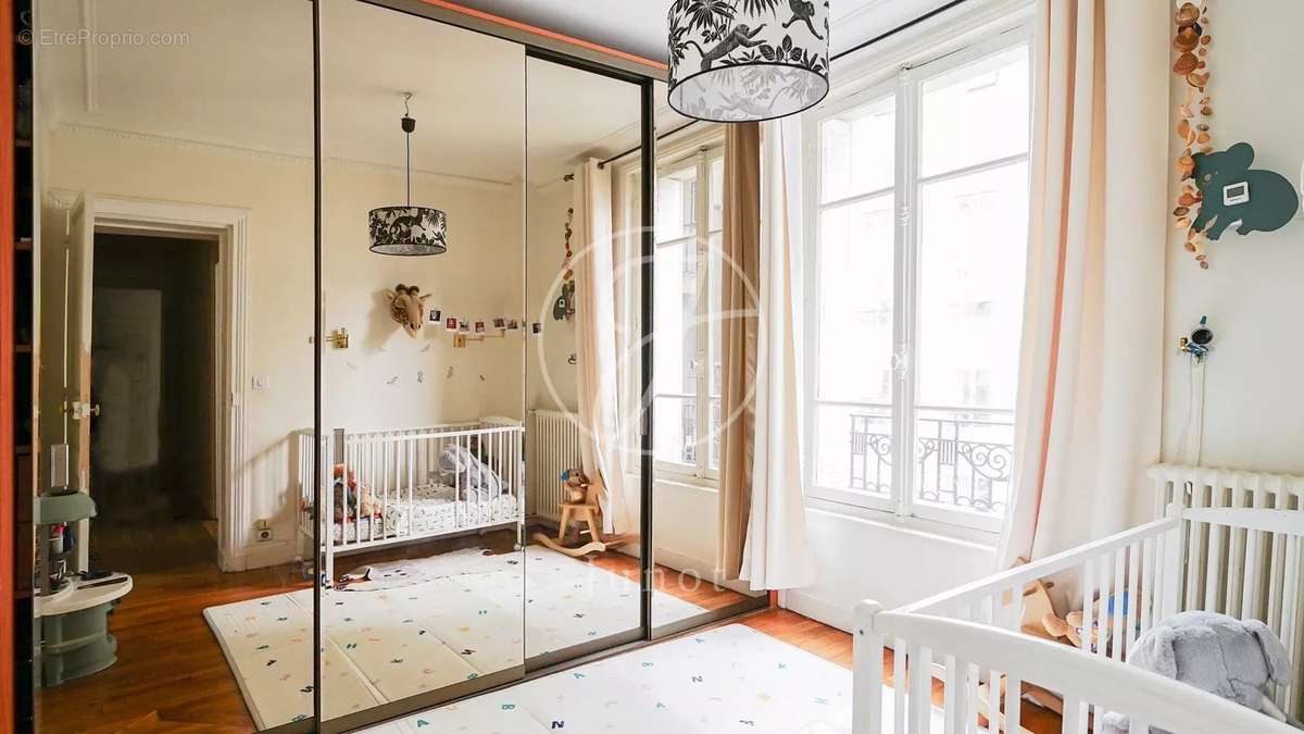 Appartement à PARIS-16E