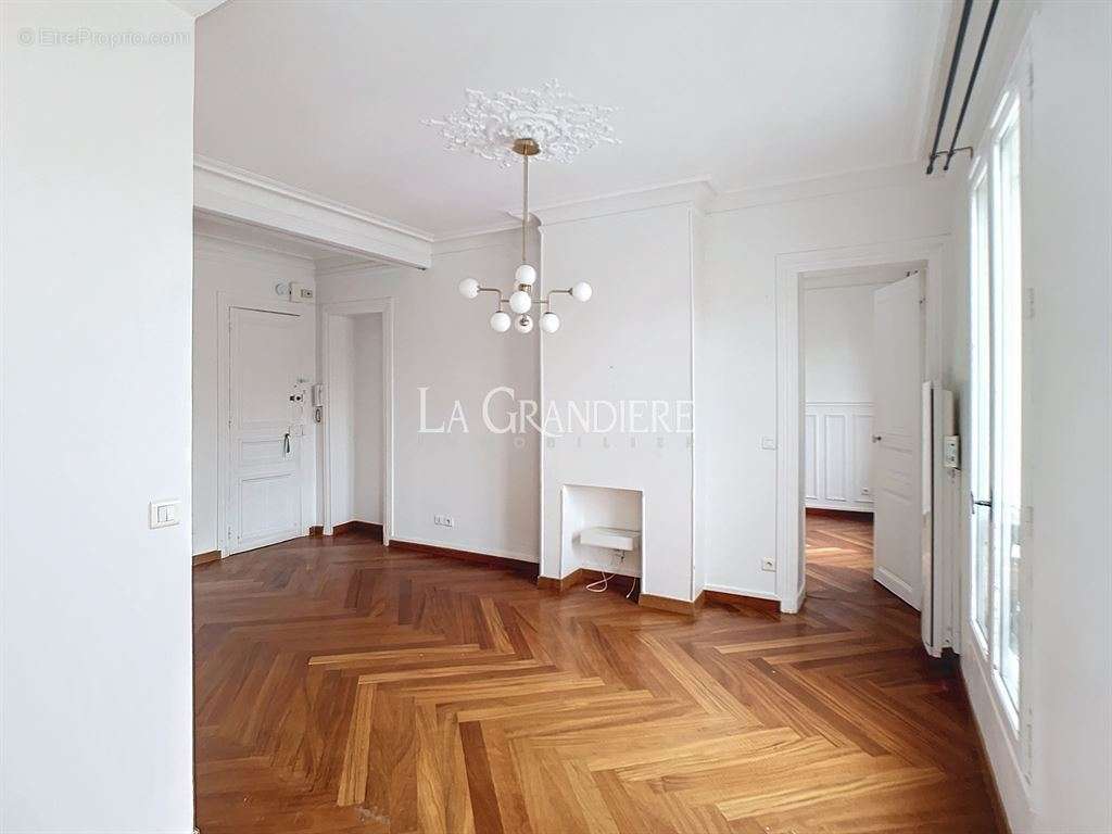 séjour vue chambre - Appartement à PARIS-16E