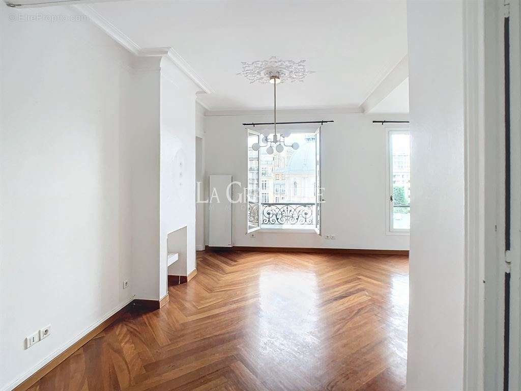 Appartement à PARIS-16E