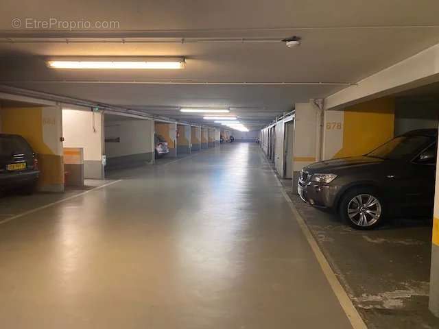 Parking à PARIS-16E