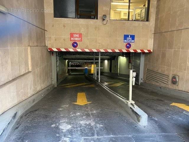 Parking à PARIS-16E