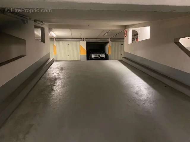 Parking à PARIS-16E